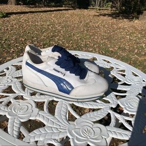 Blue and white Pumas